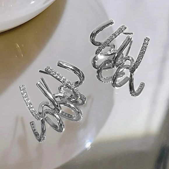 Cubic Zirconia Claw Earring - Picture 4 of 4